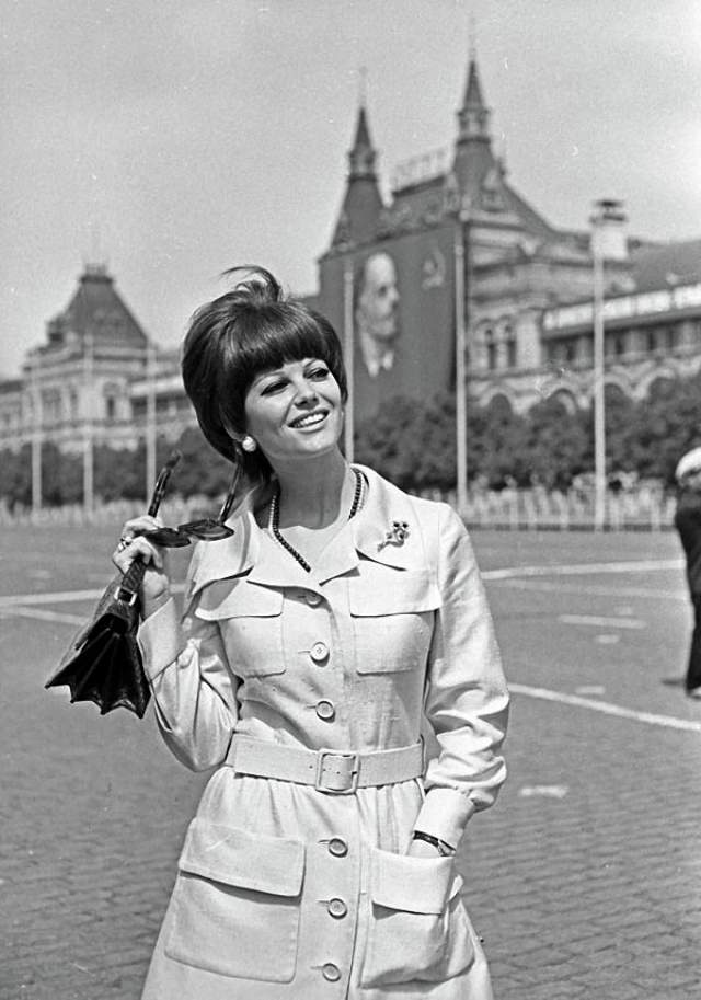 Итальянская актриса Клаудия Кардинале на Красной площади в Москве, 1967 год