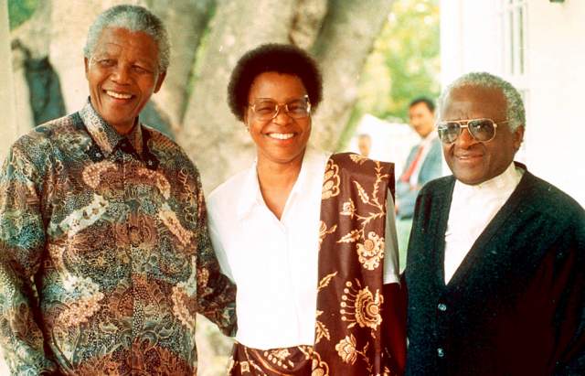Но шли месяцы, и однажды Мандела послал в Мозамбик семье госпожи Машел "лоболу", или выкуп, - он составлял 60 коров. Скотину президент лично не выбирал, доверив это деликатное дело специалистам из Южно-Африканской ассоциации по разведению скота. Это означало, что он хочет жениться на Грасе.