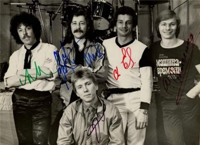 Играл с "МВ" недолго, вступив в коллектив в июле 1982 года ( на фото - крайний справа ). Но - не сыгрались. С участниками группы "Последний шанс" записал фонограмму для передачи "Очевидное — невероятное", и в мае 1977 года стал полноправным членом команды. К ним же вернулся в 1984 году.