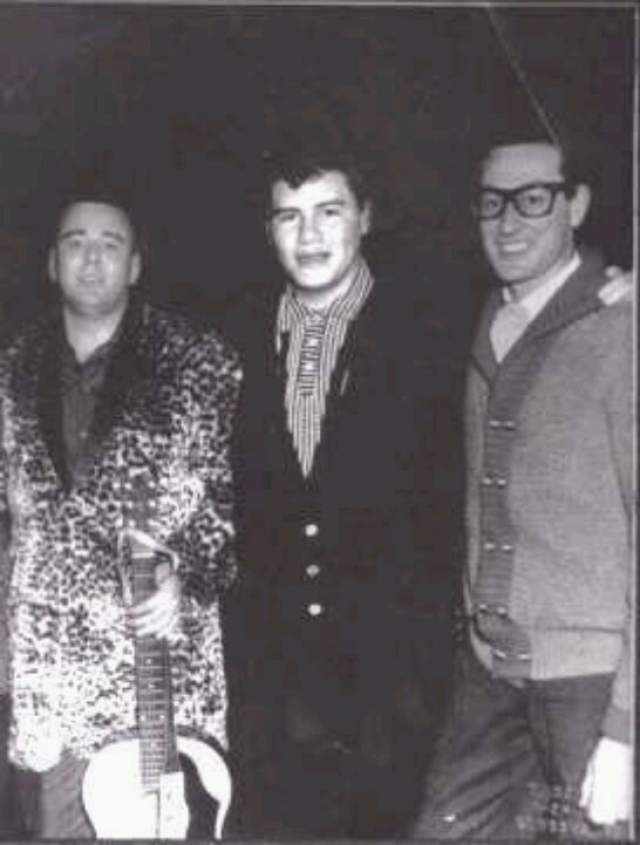 3 февраля 1959 года. Три американских рок-музыканта,   Бадди Холли, Дж. П. Ричардсон и Ричи Валенс, позируют перед посадкой на самолет. Спустя некоторое время он потерпел крушение над полем в Айове.