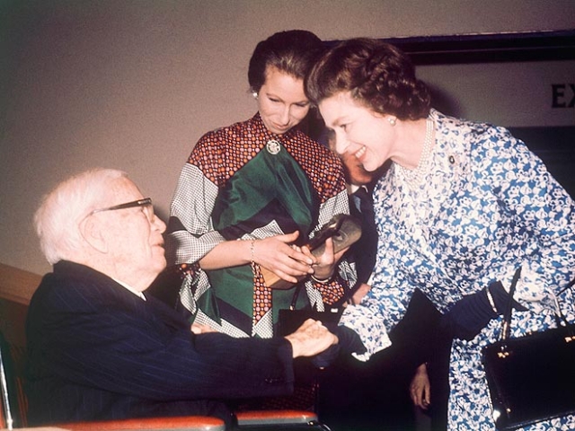 В 1975 году Чаплин был посвящен в рыцари королевой Елизаветой II.