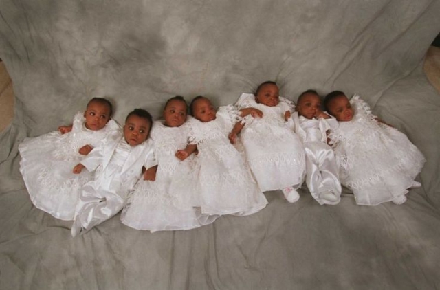 Нкем Чукву из Техаса 8 декабря 1998 года родила девочку, а 20 декабря того же года еще пять девочек и двоих мальчиков. Самая маленькая из девочек (весом всего 290 граммов) умерла через неделю после родов.