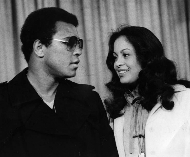 В середине 1970-х супруга Али устала от огромного количества поклонниц, которые преследовали Мохаммеда. Одной из них была Вероника Порш - фотомодель, которая снималась для плаката боя Али против Джорджа Формана.