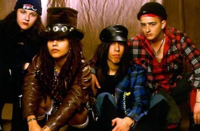 4 Non Blondes – "What’s Up", 1992 год. По сей день увидеть женскую рок-группу нелегко, и американский квартет в свои годы произвел фурор. Упомянутый трек прогремел на весь мир в 1993 году, и даже спустя 25 лет песня до сих пор остается хитом вечеринок. 