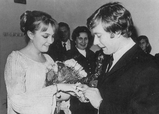 В 1971 году Андрей впервые женился. Его супругой стала актриса 24-летняя Екатерина Градова - исполнительница роли радистки Кэт в знаменитом сериале "Семнадцать мгновений весны".