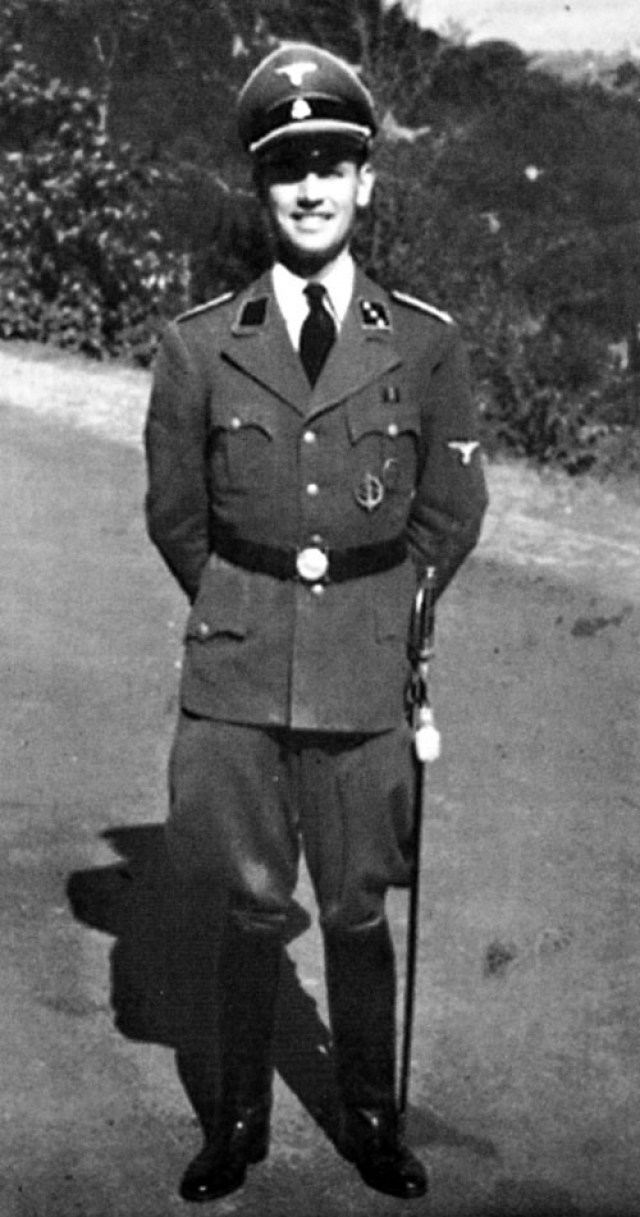 Эрих Прибке. Гауптштурмфюрер в войсках СС в 1996 году был обвинен в совершении военных преступлений в Италии, за участие в массовом убийстве в Ардеатинских пещерах 24 марта 1944 года в Риме. Тогда было убито 335 гражданских итальянцев.