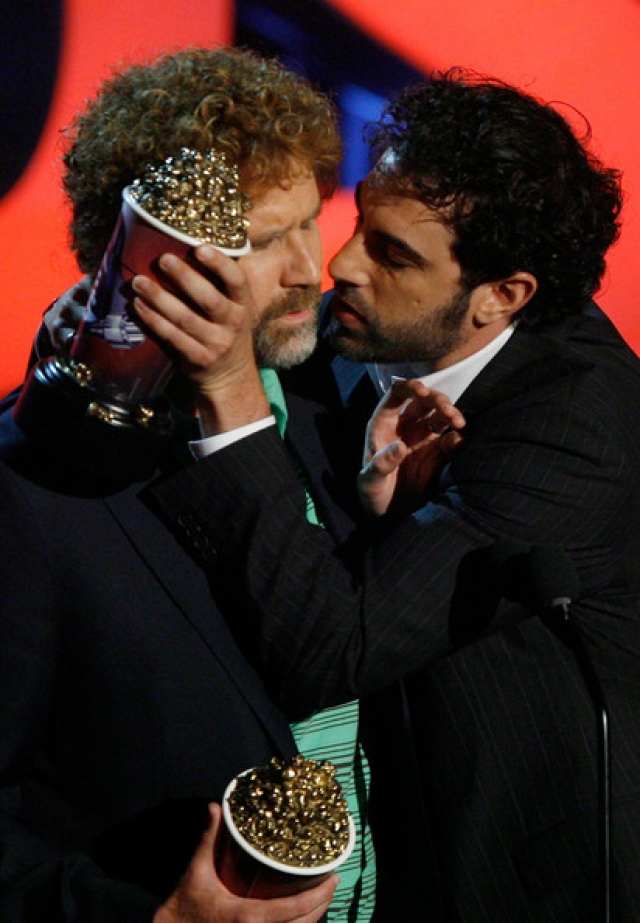 Уилл Феррелл и Саша Барон Коэн в 2007 году на церемонии MTV Movie Awards стали победителями в номинации "Лучший Поцелуй" в фильме "Talladega Nights".