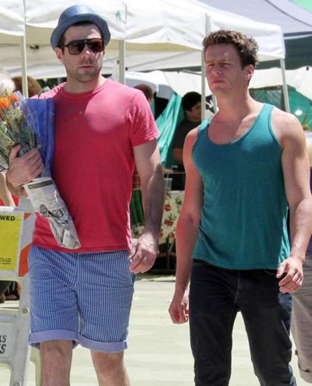 В данный момент молодой человек встречается с американским певцом и актером, звездой сериала "Glee" Джонатоном Гроффом