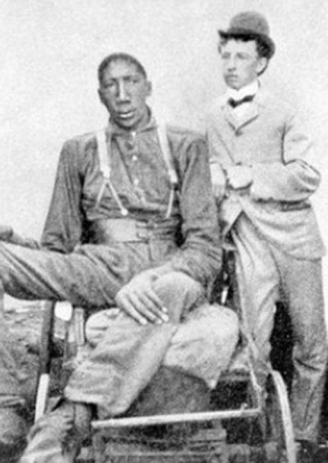 В 1882 году он мог стоять и передвигаться только на костылях. Но расти все равно продолжал. Умер в 1905 году. Он до сих пор считается самым высоким темнокожим в мире. Поскольку Джо родился в семье рабов, женат он не был - либо данных об этом не осталось.