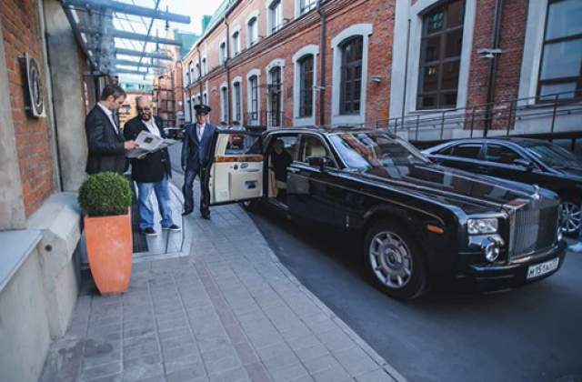 На другой машине, Rolls-Royce Phantom, чаще всего ездит личный шофер Михаила Шуфутинского, который возит его только по рабочим и официальным вопросам. Цена такого авто - 25 млн рублей.