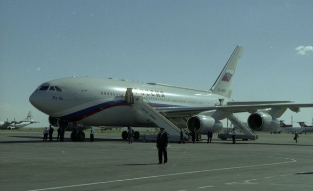 В 1990 году самолет в котором летел Ельцин в Испанию совершил очень жесткую посадку, в результате которой Борис Николаевич получил серьезную травму позвоночника. Позже много говорили о том, что эта авария была подстроена КГБ.