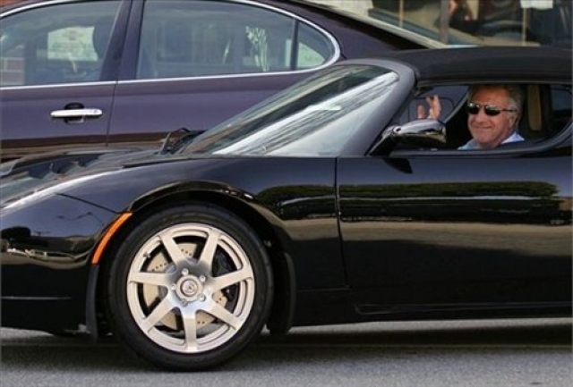 Дастин Хофман. Актер водит Black Tesla Roadster.