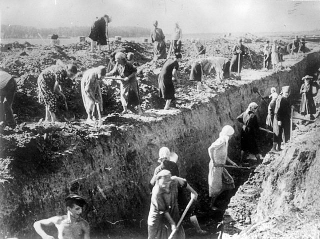 Жительницы прифронтовых деревень строят оборонительные сооружения. Июль 1941 года.