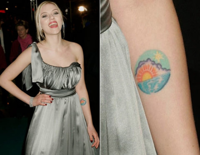 У Скарлетт есть тату на руке. Неизвестно, что обозначает эта цветная татуировка, но предположений на сей счет масса.