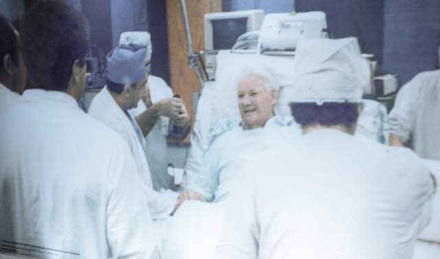 Однако за неделю до второго тура выборов Ельцин перенес инфаркт, после которого, несмотря на операцию по аортокоронарному шунтированию, так и не оправился.