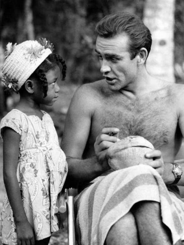 Шон Коннери подписывает кокос для маленькой фанатки из Ямайки на сьемках фильма "Доктор Ноу", 1962 год 