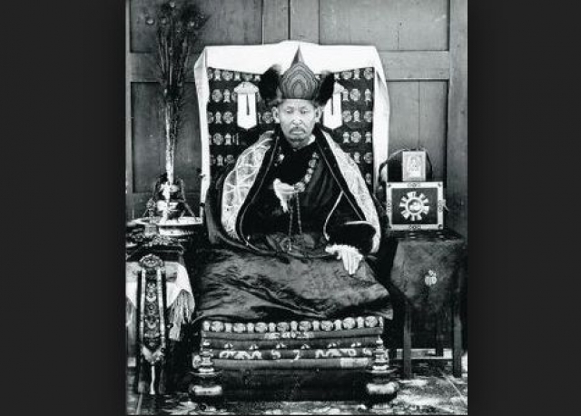 Даши-Доржо Итигэлов. Буддийский лама, живший в России в начале 1900-х годов, еще при жизни попросил своего товарища начать процедуру похорон, а сам погрузился в медитацию.
