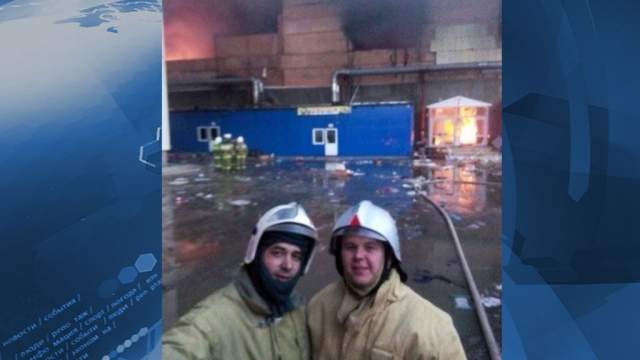 В Казани в торговом центре "Адмирал" произошел пожар, в результате которого скончались 17 человек, двое из 300 спасателей не только поработали, но и устроили фотосессию на фоне полыхающего комплекса, чем вызвали гнев пользователей.