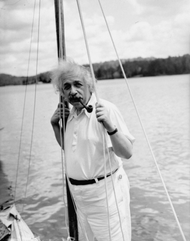 Эйнштейн очень любил парусные лодки. Правда, управлять ими у него получалось не очень. Соседям на Лонг-Айленде время от времени приходилось спасать незадачливого морехода, когда его лодка "Тинеф" переворачивалась на волнах.