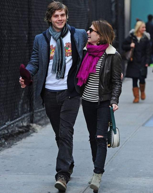 Эмма Робертс и Эван Питерс прогулялись по Нью-Йорку.