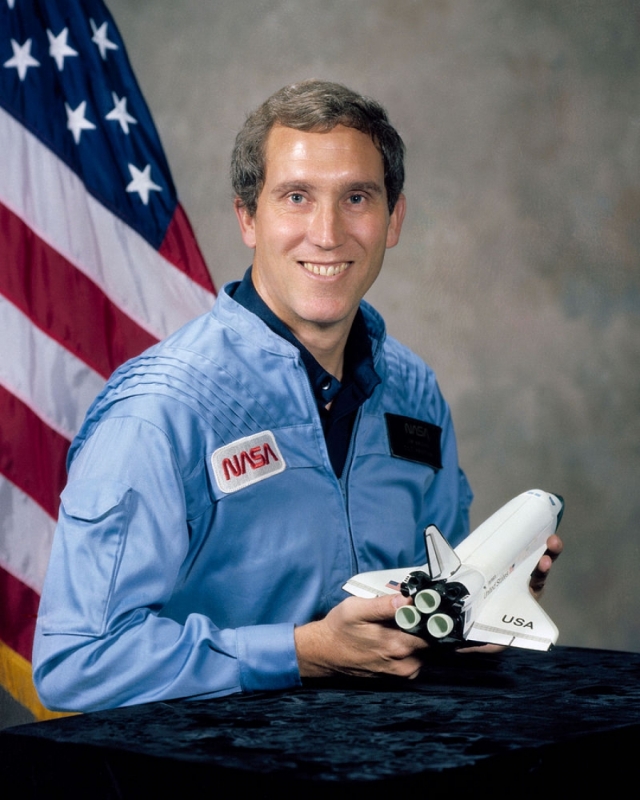 Второй пилот - 40-летний Майкл Дж. Смит . Летчик-испытатель, капитан ВМС США, астронавт NASA.