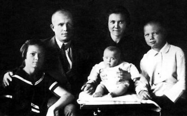 С будущим мужем они познакомились в 1922 году, когда Нина работала преподавателем партшколы. Хрущев к тому времени уже был женат. Свадьба партийных работников состоялась в 1924 году, но официально их брак был зарегистрирован лишь через 41 год.