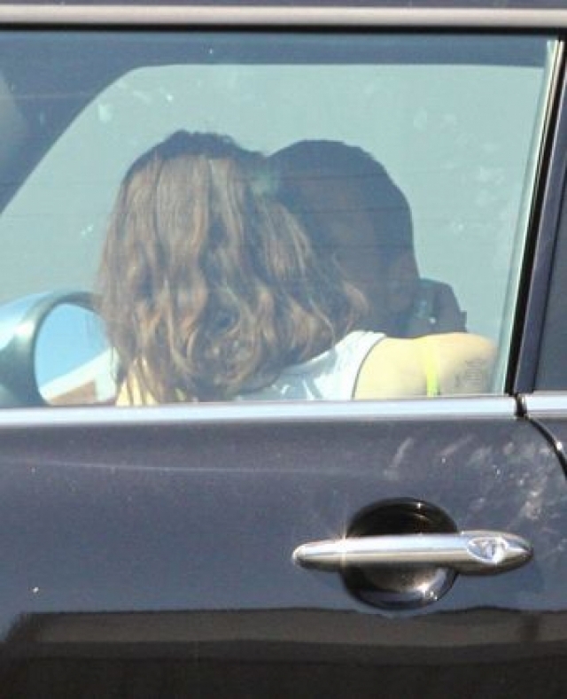 В доказательство журнал привел фотографии, на которых актриса и режиссер проводили время вместе , в том числе снимки их жарких поцелуев в машине.