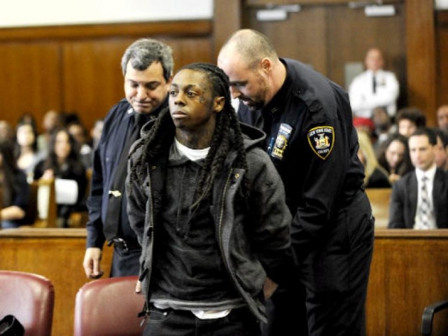 Лил Уэйн. В 2009 году рэпера признали виновным в незаконном ношении оружия в Нью-Йорке, а во время освобождения под залог вновь был задержан теперь еще и с наркотиками.