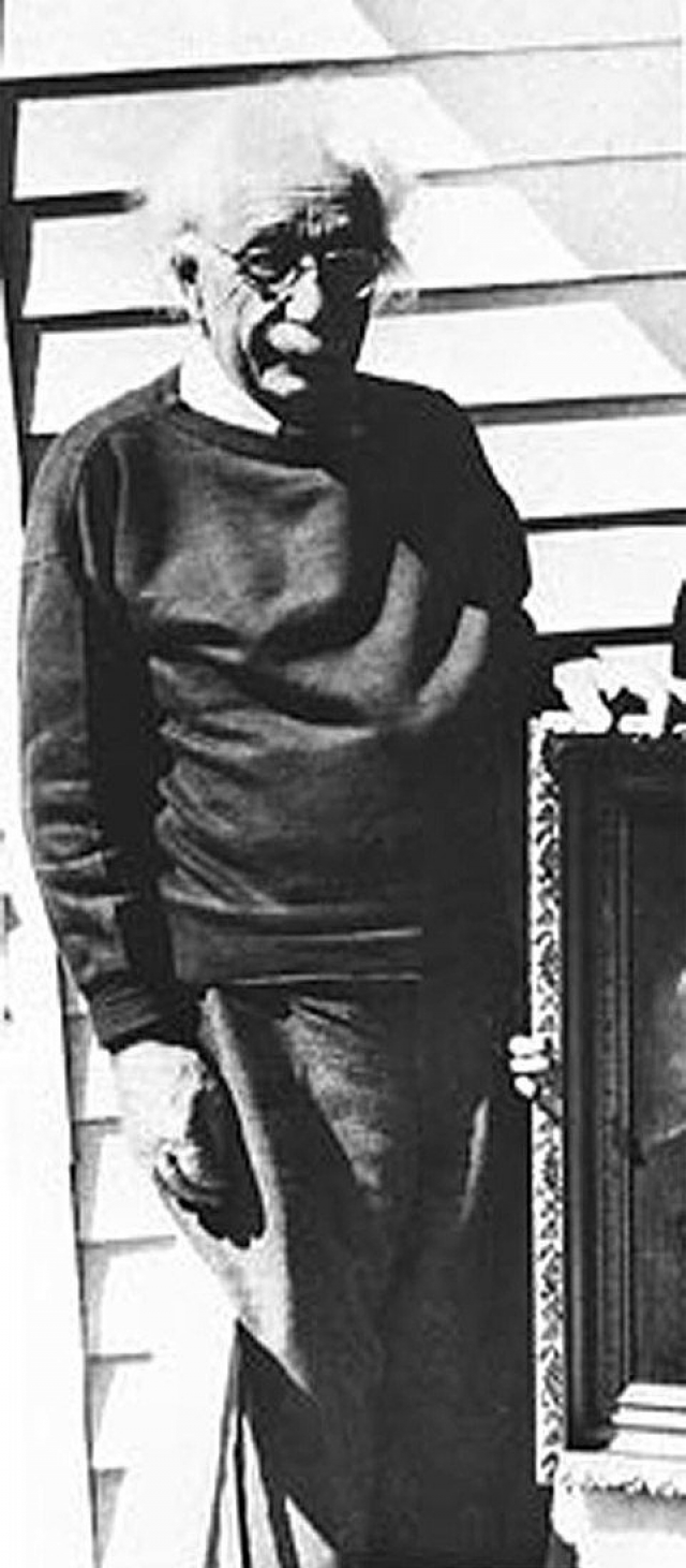 Альберта Эйнштейна сфотографировали перед его домом за месяц до того, как у него произошел разрыв аневризмы брюшной аорты в марте 1955 года.