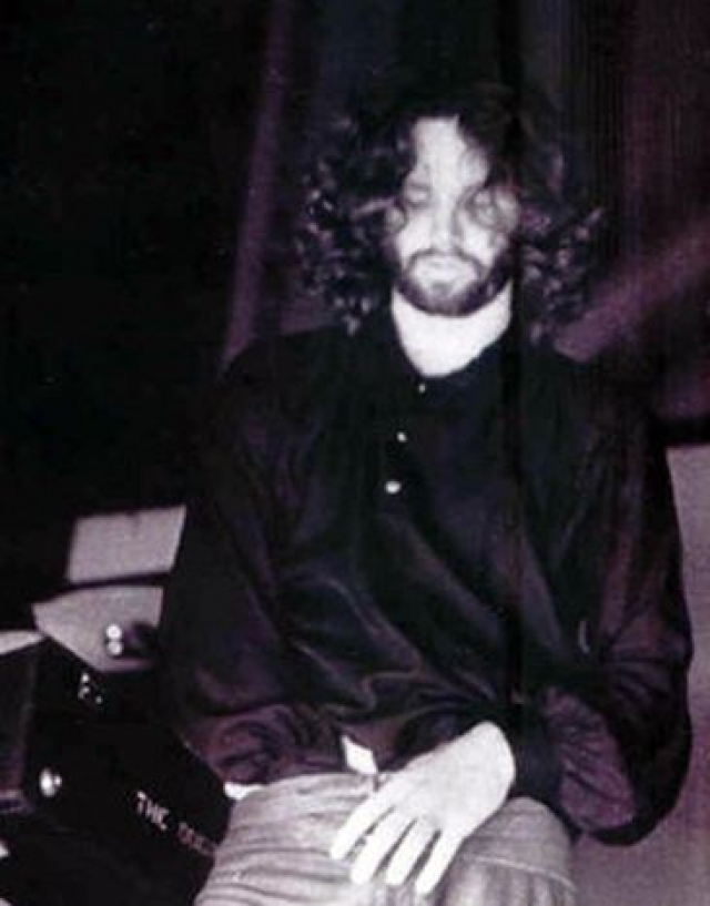 В 1969 году в Майями состоялось одно из самых ярких выступлений группы Doors . Билеты на шоу распродали задолго до концерта. Когда Моррисон появился на сцене, он начал выкрикивать оскорбления в адрес зрителей, а затем обратился к поклонникам с пламенной и крайне нецензурной речью.