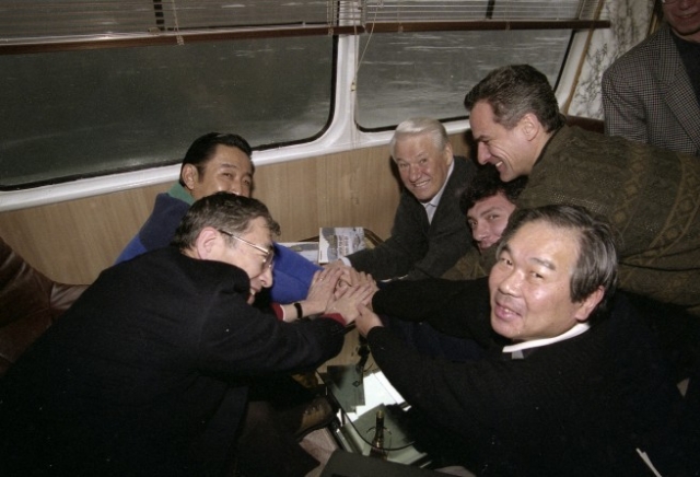 Летом 1996 года Ельцин посетил Красноярск. Во время поездки по Енисею на теплоходе подвыпивший пресс-секретарь Ельцина Вячеслав Костиков стал приставать к Ельцину с шутками.