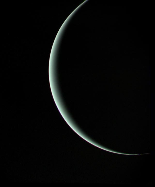 Прощальный снимок Урана, сделанный отбывающим "Вояджером-2” 25 января 1986 года.