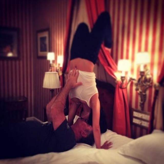 Хилари Болдуин , абсолютно повернутая на йоге, даже к поцелуем с Алеком , относится как к очередному акробатическому трюку. 