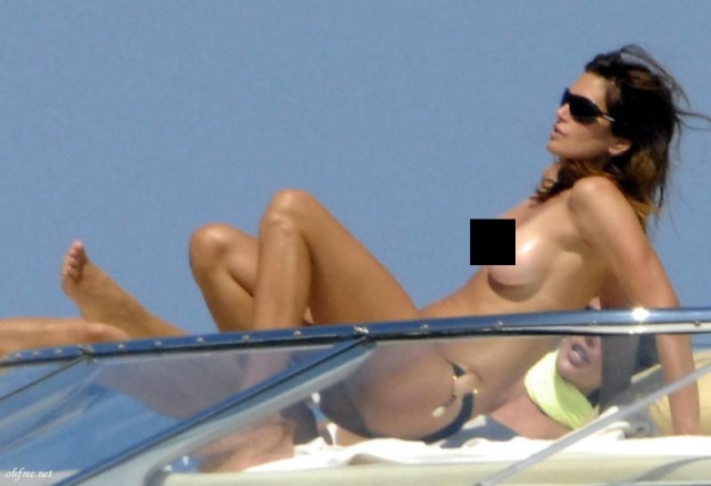 В 2008 папарацци вновь сделали несколько фото обнаженной Кроуфорд на яхте с мужем.