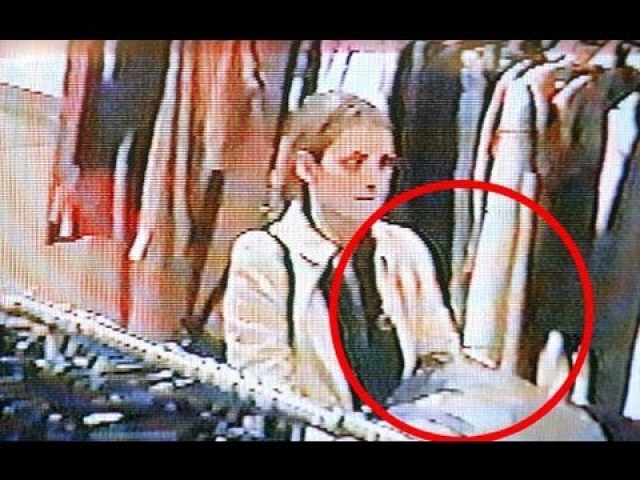 В 2001 году актриса, чье благосостояние явно выше среднего, попалась на воровстве в одном из магазинов одежды.