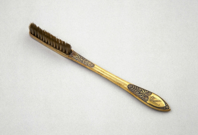 Зубная щетка. Хотя подобие зубных щеток использовалось довольно давно, серийное производство аксессуара началось в США лишь к 1885 году. Щетки оснащались рукояткой из кости и щетиной сибирского кабана.