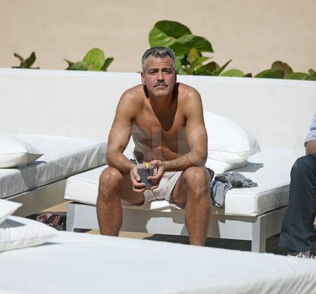 Он редко выбирается на пляж, а там в последние годы футболку не снимает. Но однажды папарацци удалось поймать его прямо на лежаке. И хорошо видно, что под одеждой Клуни прячет очень сексуального мужчину.