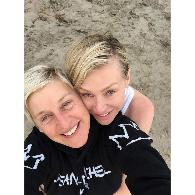 Эллен Дедженерес и Порша де Росси поделились в Инстаграм фото своего “пляжного” свидания.