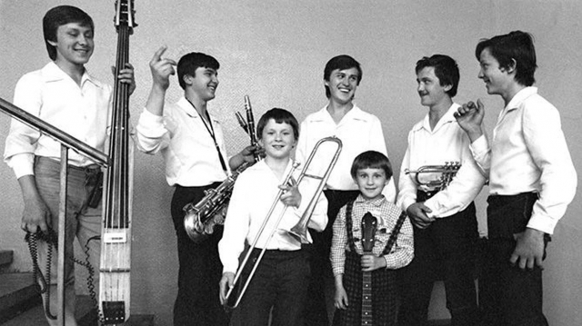 Именно ей Василий, Дмитрий, Олег, Александр, Игорь, Михаил и маленький Сергей должны быть благодарны за то, что она заметила их музыкальные таланты: в 1983 сыновья организовали джазовый ансамбль "Семь Симеонов".