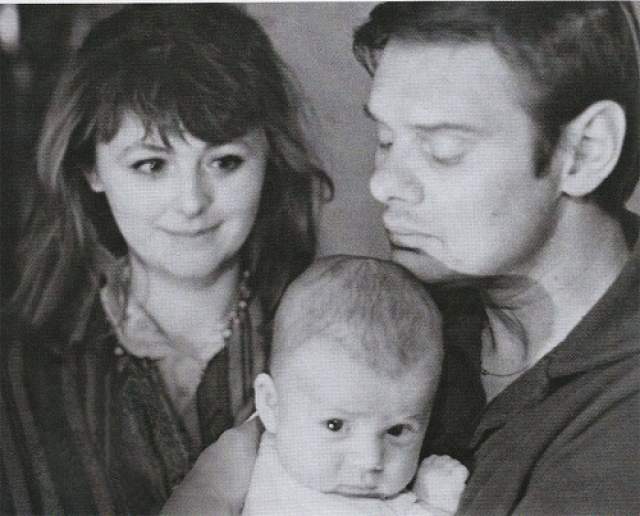 Наталья Селезнева с сыном Андреем, которого она родила уже после успеха фильма “Операция “Ы” и другие приключения Шурика”.