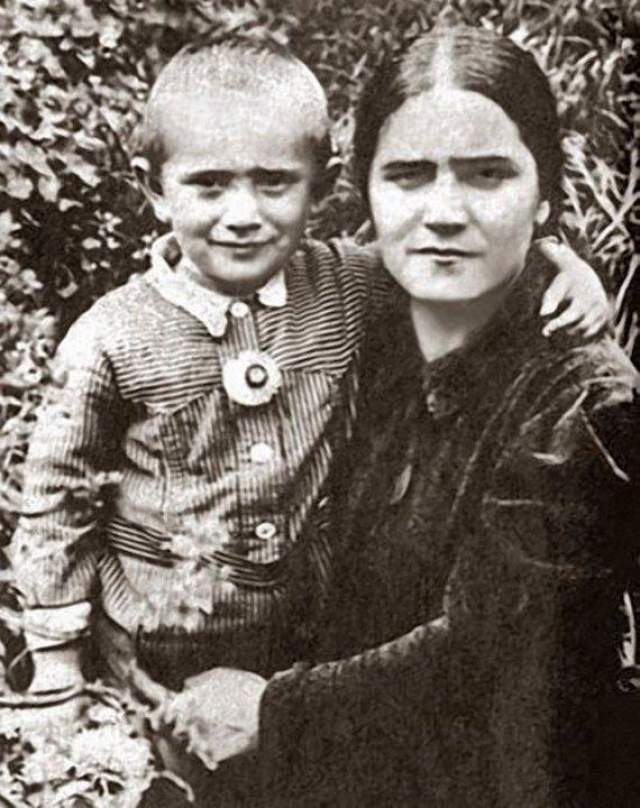 Армен Джигарханян с мамой Еленой Васильевной.