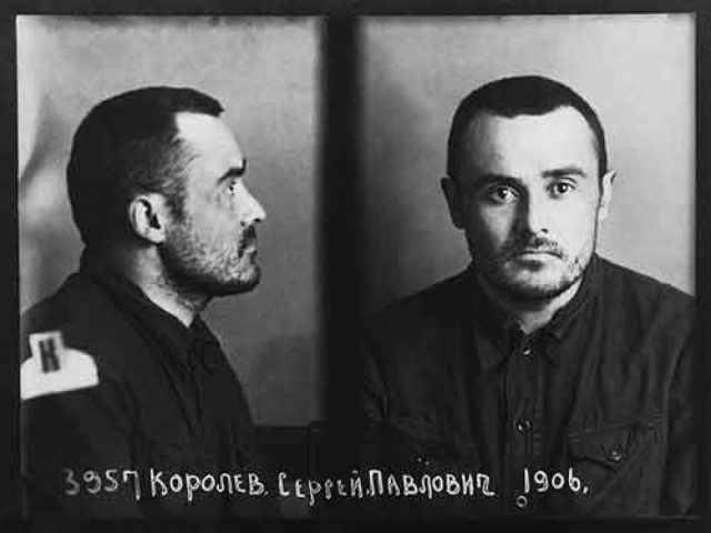 Сергей Королев. 27 июня 1938 года Королев был арестован по обвинению во вредительстве. Он был подвергнут пыткам , по некоторым данным, во время которых ему сломали обе челюсти.