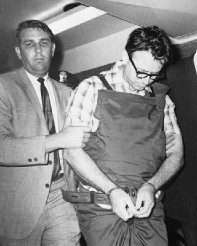 В 18.01 4 апреля 1968 года, когда Кинг стоял на балконе второго этажа мотеля, он упал замертво после попадания в него единственной пули, выпущенной из винтовки. Она прошла через правую часть шеи и глотку, потом, пройдя через спинной мозг, остановилась в его плече. 