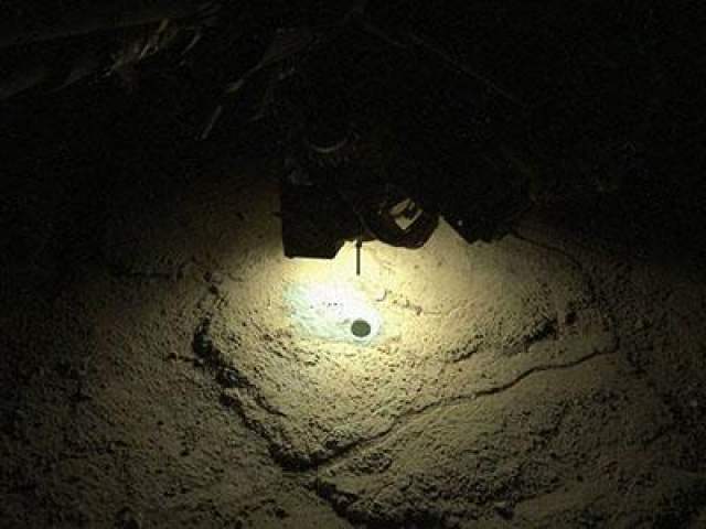 Марсианский день номер 292, 6 июня 2013 года. Марсоход Curiousity сверлит ночью очередное отверстие, чтобы взять пробы грунта. 