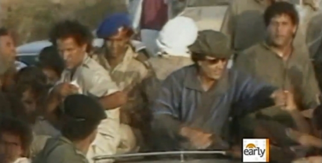 Повстанцы сумели захватить раненого Каддафи, после чего его тотчас окружила толпа, которая стала издеваться над ним.