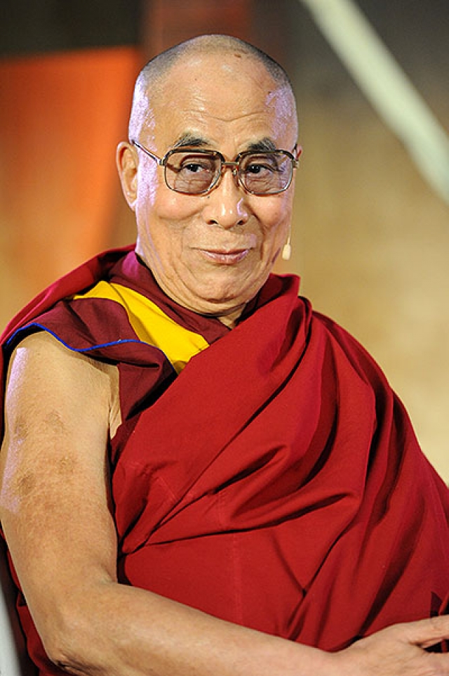 Далай-лама. В 1959 году Далай-ламе пришлось бежать из Тибета в Индию. Причиной послужило вторжение в Тибет китайских коммунистов, которое произошло еще в 1949 году.