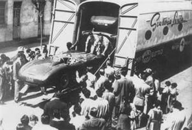 Эудженио погиб в возрасте 26 лет во время тестирования новой машины Феррари для участия в сезоне 1957 года. Авария произошла на автодроме Модена - автомобиль разбился, а тело гонщика отбросило на 90 метров. Смерть наступила мгновенно в результате травмы головы.