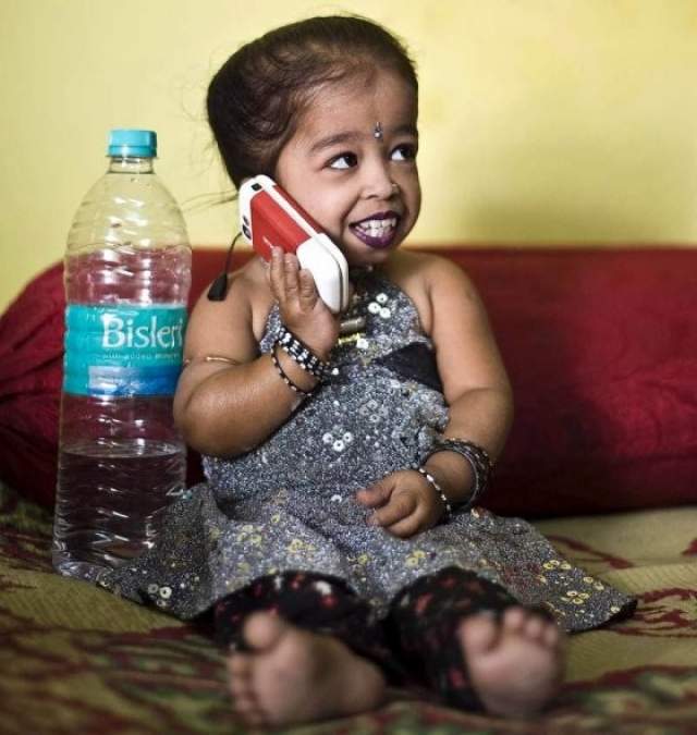 Джоти Амджи, 24 года, Индия. Рост 62,8 см. Девушка страдает редкой формой генетического заболевания — ахондроплазией, что и стало причиной остановки ее роста. 