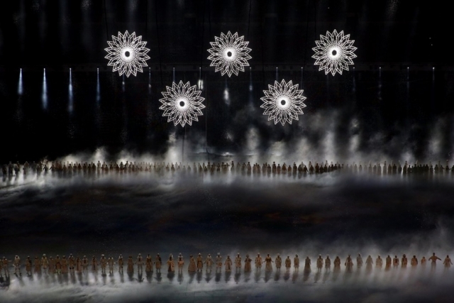 По плану организаторов церемонии открытия Олимпиады в Сочи 2014 вступление должно было закончиться грандиозной постановкой, во время которой 5 светящихся снежинок должны были превратиться в олимпийские кольца.