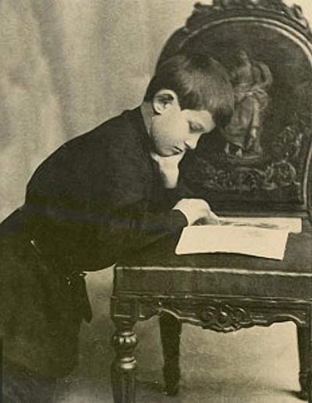 Уильям Джеймс Сидис. Вундеркинд появился на свет в Нью-Йорке в 1898 году. К восьми годам мальчик легко читал книги и прессу на восьми языках, помимо родного  английского — французский, русский, немецкий, турецкий, армянский, иврит, греческий и латынь, а в 11 лет стал самым юным студентом Гарварда.